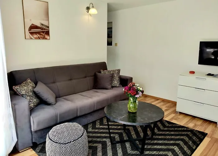 Villa Grande Vista - Lovely Apartment With Spacious Lush Mediterranean Patio And Sea View