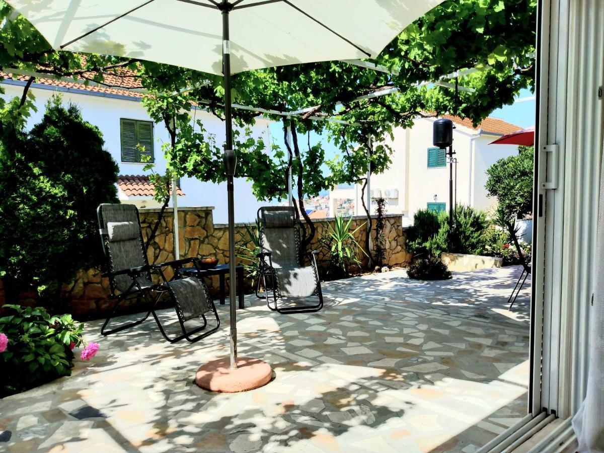 Grande Vista - Lovely With Spacious Lush Mediterranean Patio And Sea View Apartment Trogir