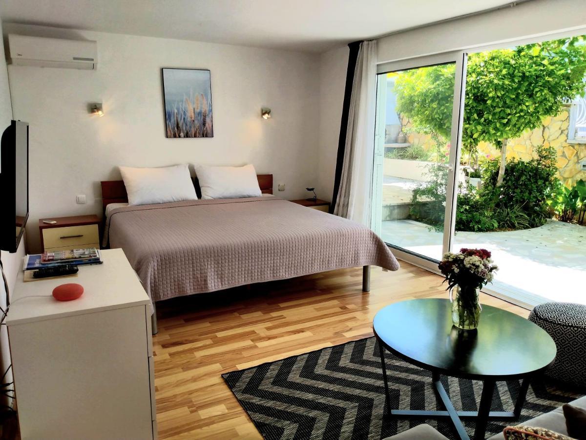 Grande Vista - Lovely With Spacious Lush Mediterranean Patio And Sea View *
