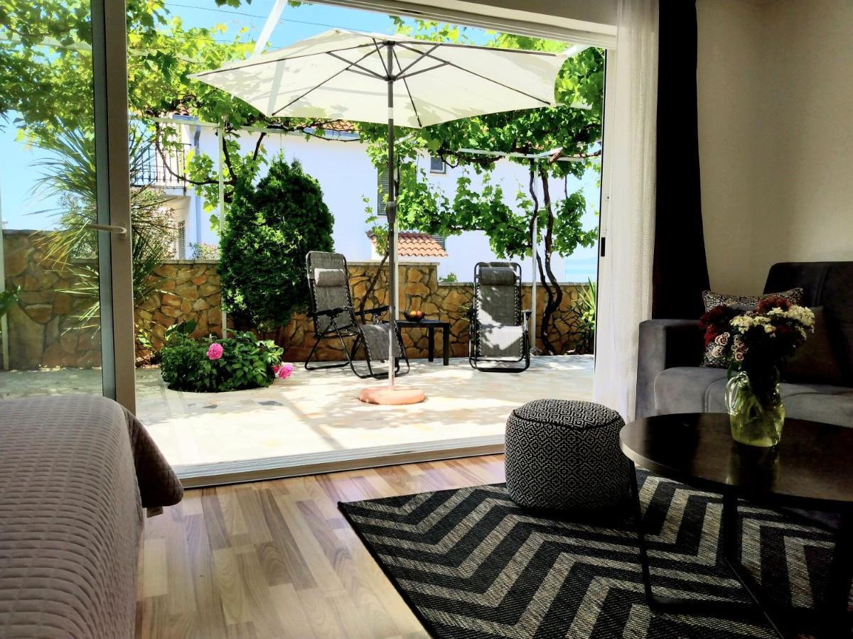 Grande Vista - Lovely With Spacious Lush Mediterranean Patio And Sea View