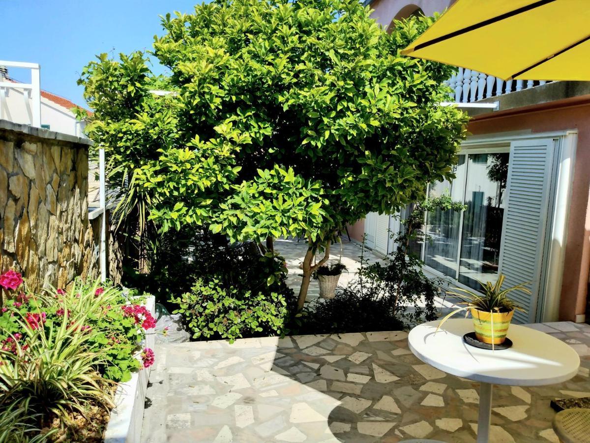 Apartma Grande Vista - Lovely With Spacious Lush Mediterranean Patio And Sea View Trogir