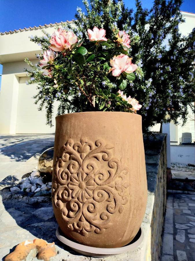 Grande Vista - Lovely With Spacious Lush Mediterranean Patio And Sea View Apartma *